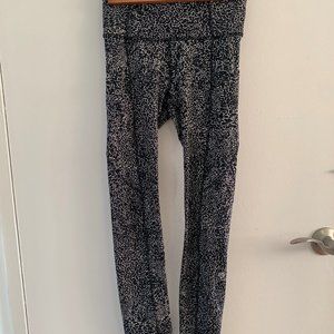 LULULEMON BLACK AND WHITE LEGGING SIZE 2 RAW HEM